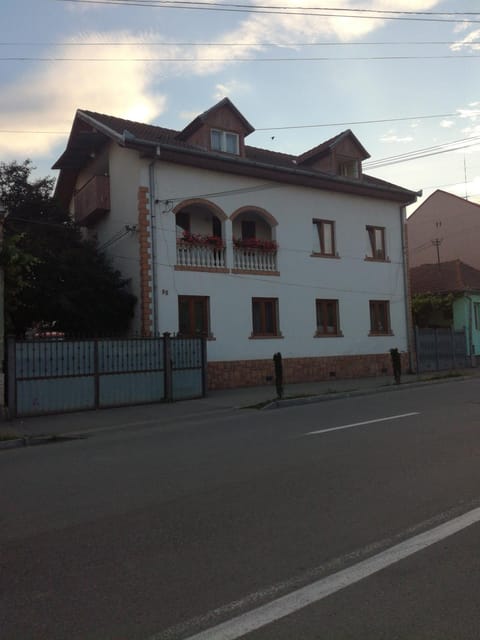 Helga House Hostel in Cluj County