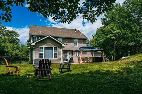 Gorgeous Cozy 5 Bedroom House with Hottub,Lake,Ski House in Pocono Mountains