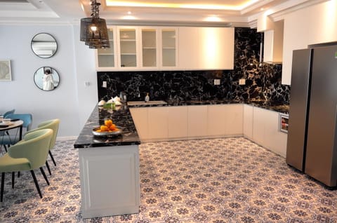 Kitchen or kitchenette, Kitchen or kitchenette, Seating area, Dining area, Communal kitchen, minibar, oven, stove