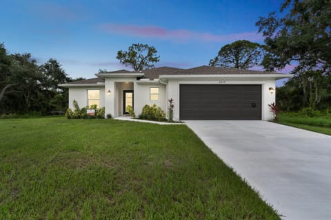 Modern Luxury Getaway - Near Beaches & Parks House in North Port