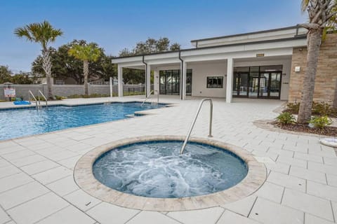 DLuxx New Vacation Home with Splash Pool 240 House in Loughman