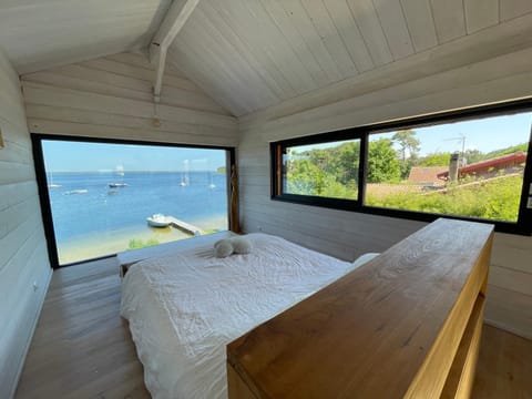 Bedroom, Lake view