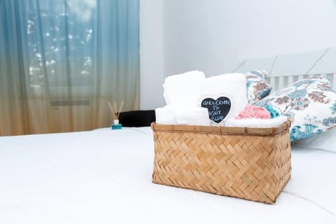 Bed, Bedroom, towels