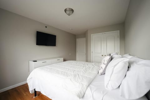 Bed, TV and multimedia, Photo of the whole room, Bedroom