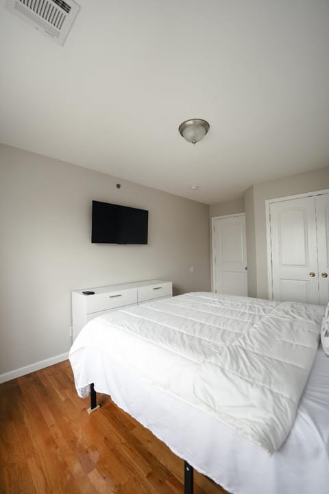 Bed, TV and multimedia, Photo of the whole room, Bedroom, wardrobe