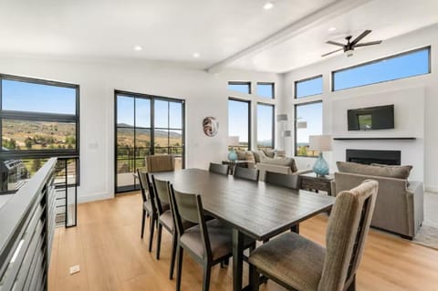 Living room, Dining area, Lake view, Mountain view