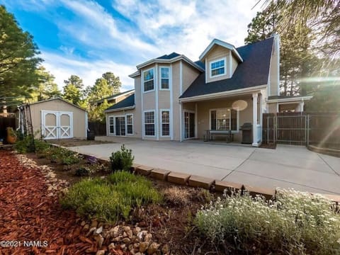 Spacious retreat with 2 Master Suites, Foosball&AC House in Flagstaff