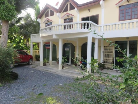 Private well priced Guesthouse available to rent Apartment in Ko Pha-ngan Sub-district