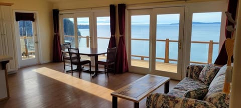 Sunny Island Cliff Side Views Apartment in Anacortes