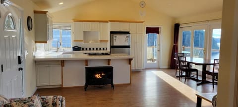 Sunny Island Cliff Side Views Apartment in Anacortes