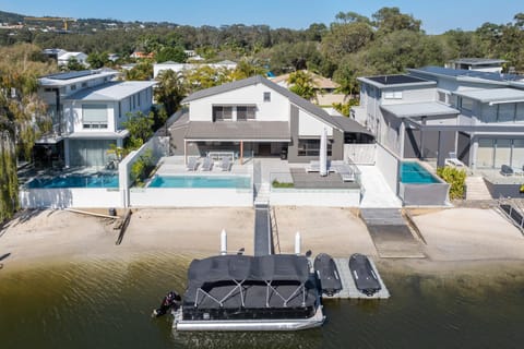 Waterfront Family Retreat, Pet-Friendly House in Noosa Heads