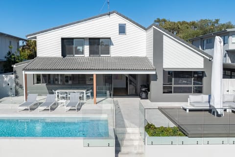 Waterfront Family Retreat, Pet-Friendly House in Noosa Heads