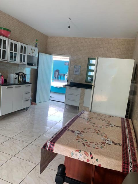 Kitchen or kitchenette, Dining area, minibar, oven, stove