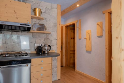 Kitchen or kitchenette, dishwasher, minibar