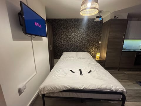 Bed, TV and multimedia, Photo of the whole room, Bedroom