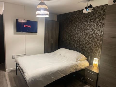 Bed, TV and multimedia, Photo of the whole room, Evening entertainment, Bedroom