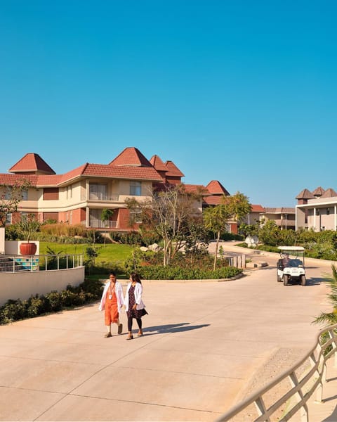 Property building, Day, Natural landscape, Guests, Street view, Location, group of guests