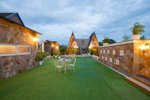 Property building, Day, Garden, Garden view