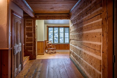 Ancestral Wooden Chalet - St-Gabriel de Brandon Chalet in Saint-Alexis-des-Monts