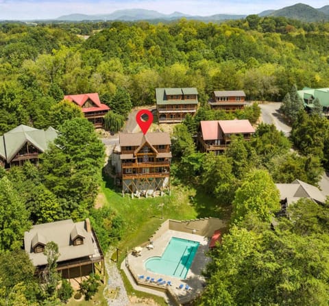 In & Out Pool, Near Dollywood, Game Room, Luxury House in Pigeon Forge