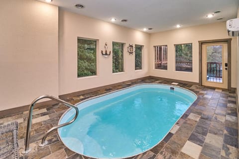 In & Out Pool, Near Dollywood, Game Room, Luxury House in Pigeon Forge