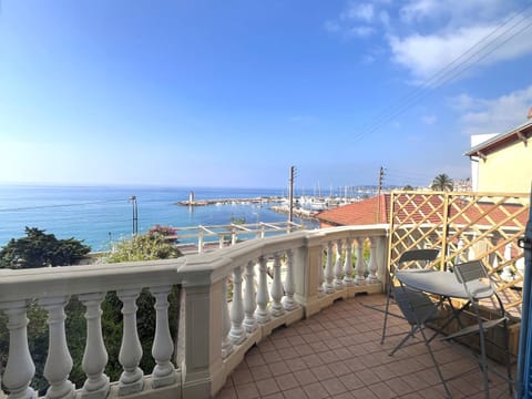 Appartamento Elegante in Villa Storica sul Mare Apartment in Menton