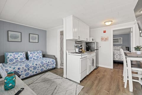 Stylish 1BR Suite Steps to the Beach (467) Apartment in Old Orchard Beach