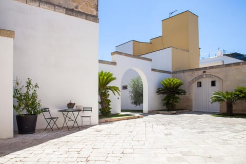 Facade/entrance, Decorative detail