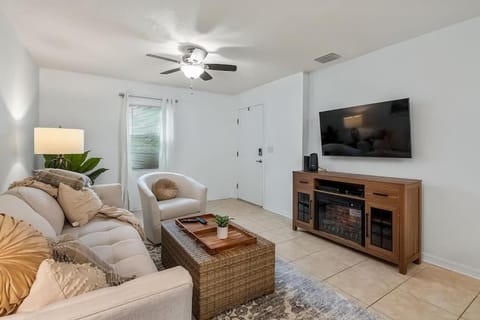 TV and multimedia, Living room, Seating area, fireplace