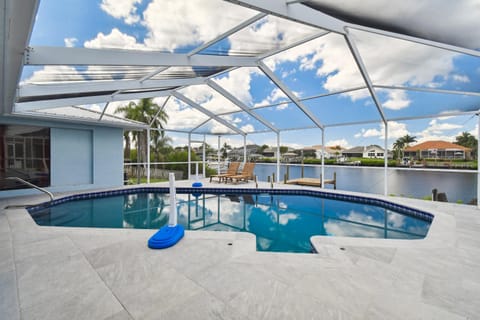 Pura Vida Waterfront Pool Home Casa in Apollo Beach