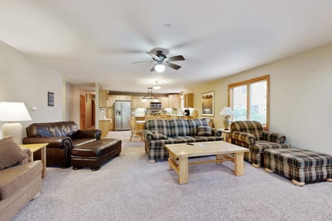 Sunset Condominiums: The Retreat Apartment in Castle Rock Lake