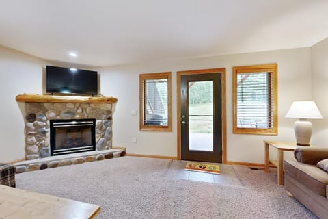 Sunset Condominiums: The Retreat Apartment in Castle Rock Lake