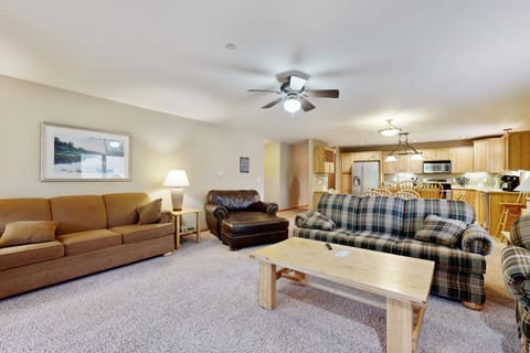 Sunset Condominiums: The Retreat Apartment in Castle Rock Lake