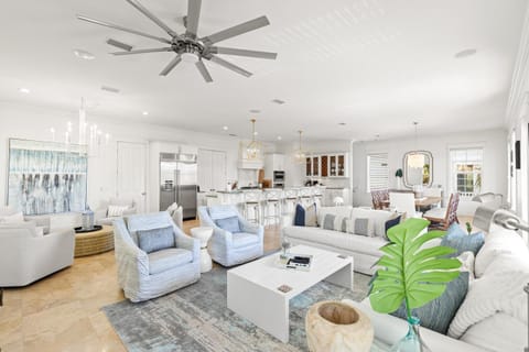 Steps to Beach, Large Private Pool, Bikes, Luxury House in Seagrove Beach