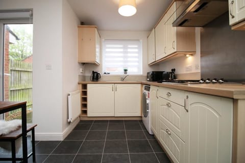 5 bedroom sleeps 10 | City Centre Newport Apartment in Newport