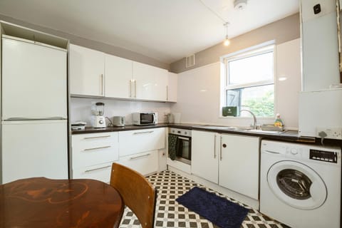 Kitchen or kitchenette, washing machine