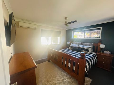 Bed, TV and multimedia, Bedroom, air conditioner