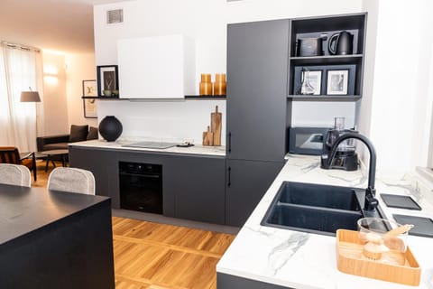 Kitchen or kitchenette, Dining area, minibar, stove, kitchen