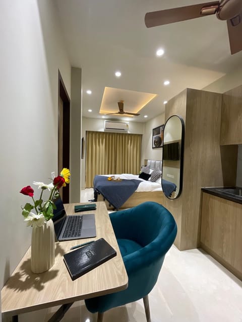 Communal lounge/ TV room, TV and multimedia, Kitchen or kitchenette, Living room, Seating area, Dining area, Evening entertainment, oven, air conditioner