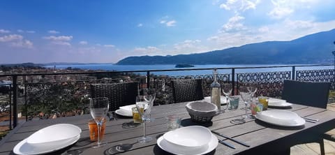 Balcony/Terrace, Dining area, Lake view