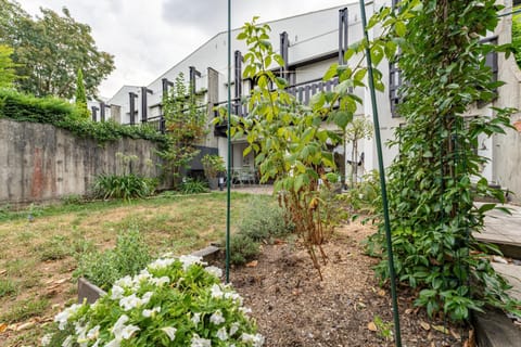 Property building, Day, Garden, Garden, Garden view