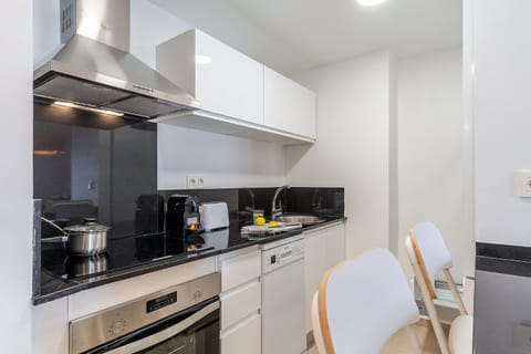 Coffee/tea facilities, Kitchen or kitchenette, dishwasher, oven, toaster