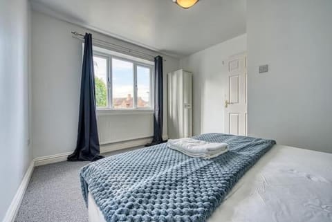 FREE PARKING - 8 BEDROOM! - Long Stays Apartment in Nottingham