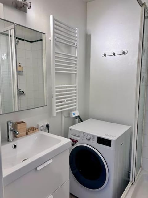 Bathroom, towels, washing machine, dryer