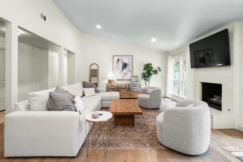 TV and multimedia, Living room, Seating area, Evening entertainment