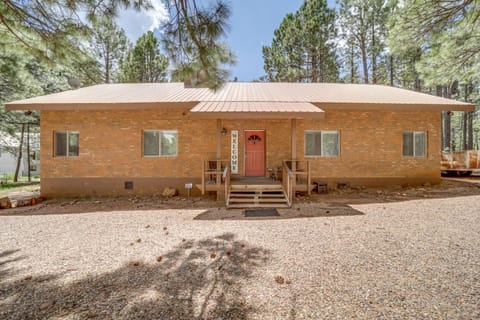 Spacious Forest Lakes Chalet with Fire Pit and Grill House in Gila County