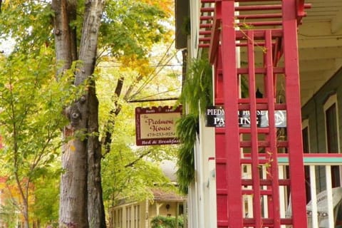 Downtown Four Poster Piedmont House in Eureka Springs