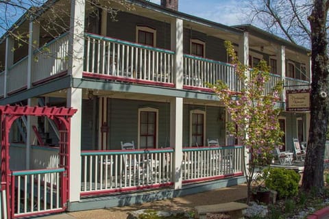 Downtown Four Poster Piedmont House in Eureka Springs