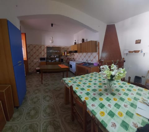 Kitchen or kitchenette, Photo of the whole room, Dining area