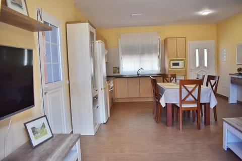 Kitchen or kitchenette, Dining area, oven